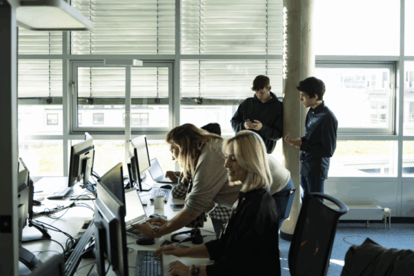 Große, helle Bürofläche mit offenen Arbeitsplätzen – symbolisiert Transparenz, Teamarbeit und inspirierende Arbeitsatmosphäre.